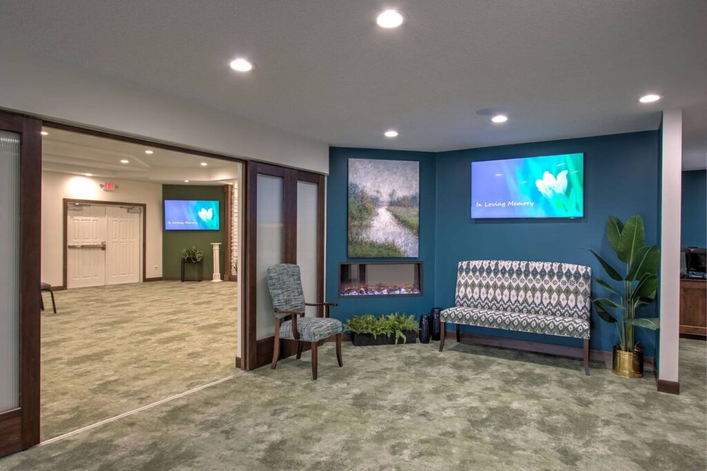 Lobby – Our Home offers you a comfortable, warm atmosphere. The living-room-style lobby, including a fireplace, invites friends and families to share memories and feelings.